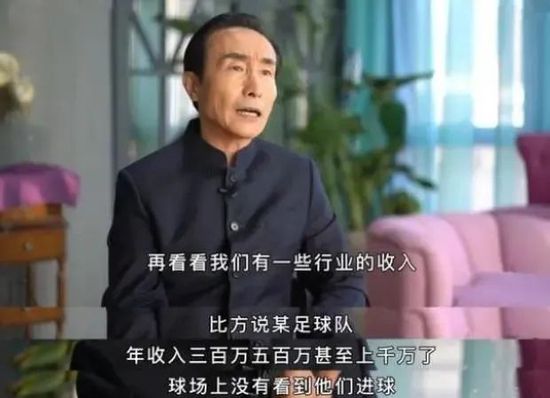 床这边，谭氏见没能把梁秋月撵出屋去，还有些不依不饶，被一家之主的老梁头一记虎目瞪了一眼后，哼了一声，把脸扭向了床里面。